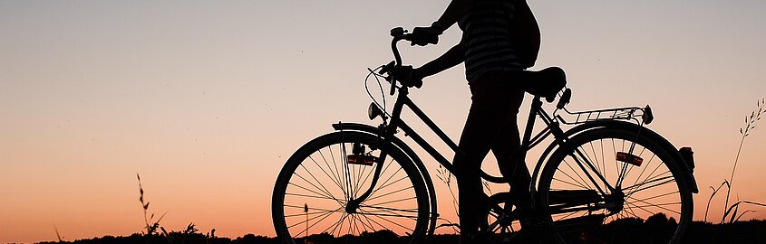 meisje op fiets in de schemeravond